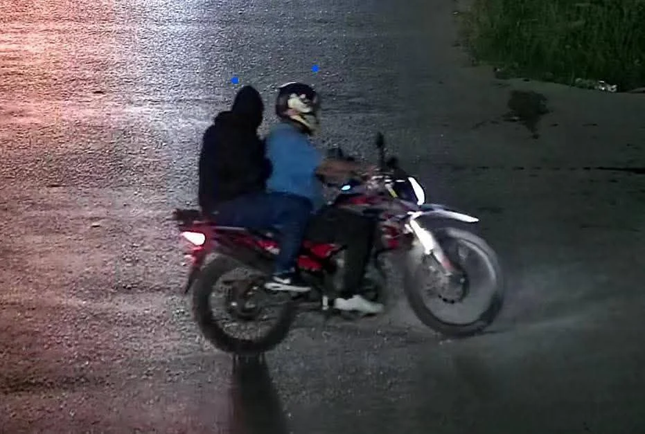 Dos sicarios en moto interceptaron a una familia y ejecutaron a una mujer y a su hijo de 10 a...webp