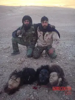 MIX-Syrian-soldiers-taking-photos-with-severed-rebel-heads-3.webp