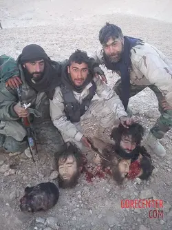 MIX-Syrian-soldiers-taking-photos-with-severed-rebel-heads-4.webp