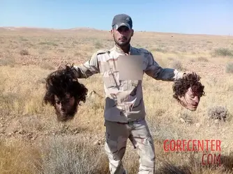 MIX-Syrian-soldiers-taking-photos-with-severed-rebel-heads-5.webp