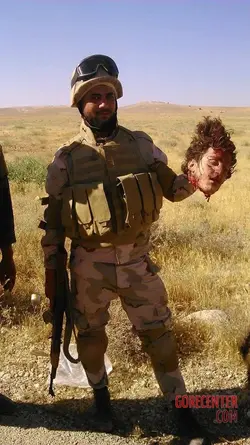 MIX-Syrian-soldiers-taking-photos-with-severed-rebel-heads-6.webp