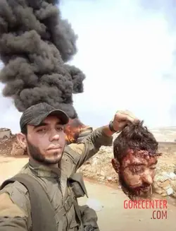 MIX-Syrian-soldiers-taking-photos-with-severed-rebel-heads-8.webp