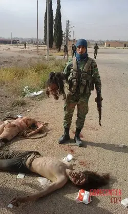 MIX-Syrian-soldiers-taking-photos-with-severed-rebel-heads-9.webp