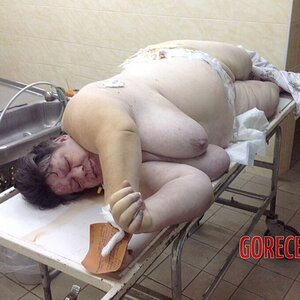 Morbidly-obese-woman-in-morgue-11.jpg