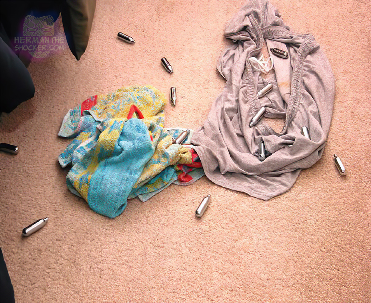 Fig.3 La ropa interior de la víctima es arrojada al suelo junto con varios cartuchos vacíos de óxido nitroso, lo que indica un uso intensivo.